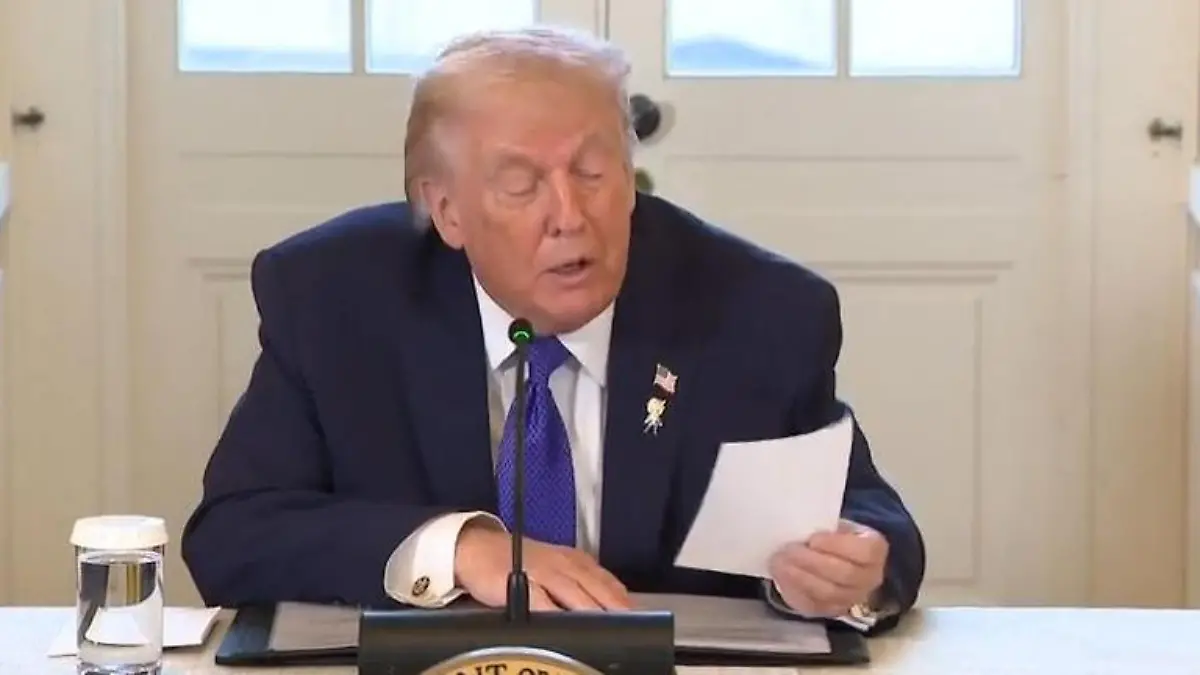 Donald Trump bekommt geheimen Spickzettel – und liest ihn einfach vor Hilfestellung von US-Außenminister Marco Rubio