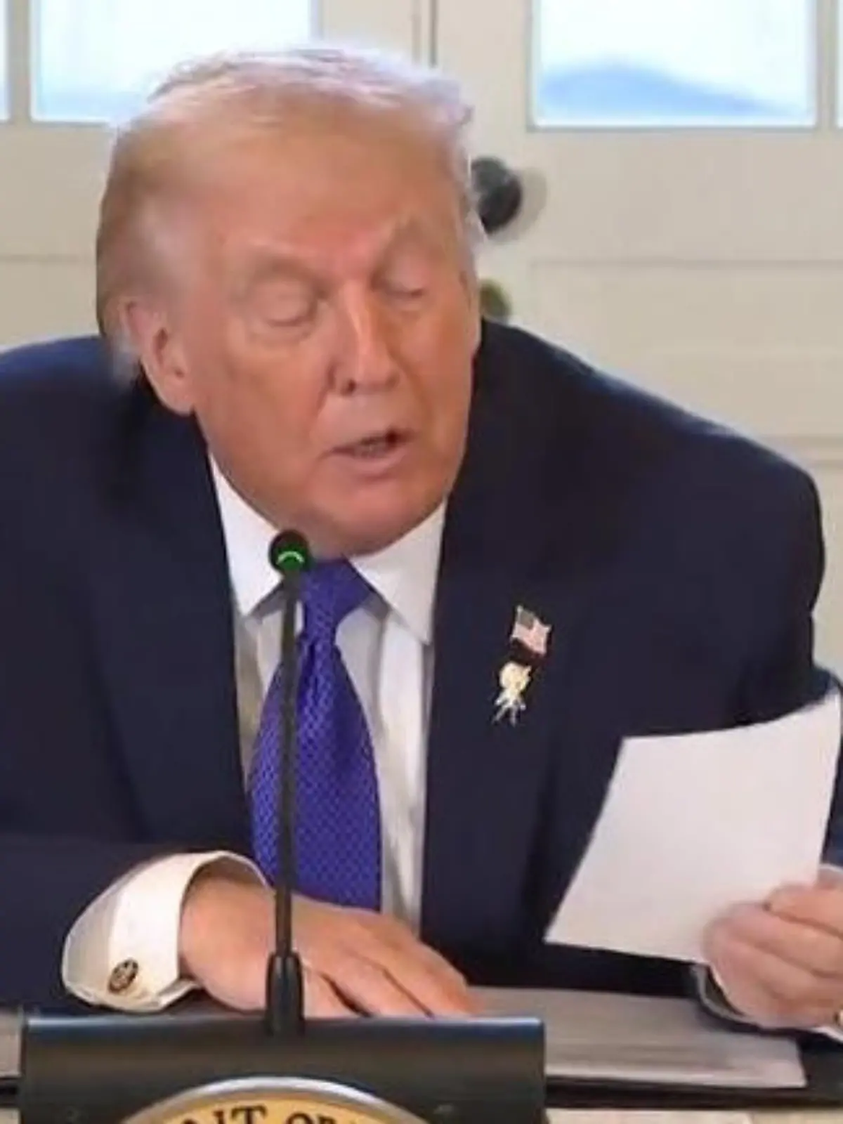 Bild zu: "Donald Trump bekommt geheimen Spickzettel – und liest ihn einfach vor"