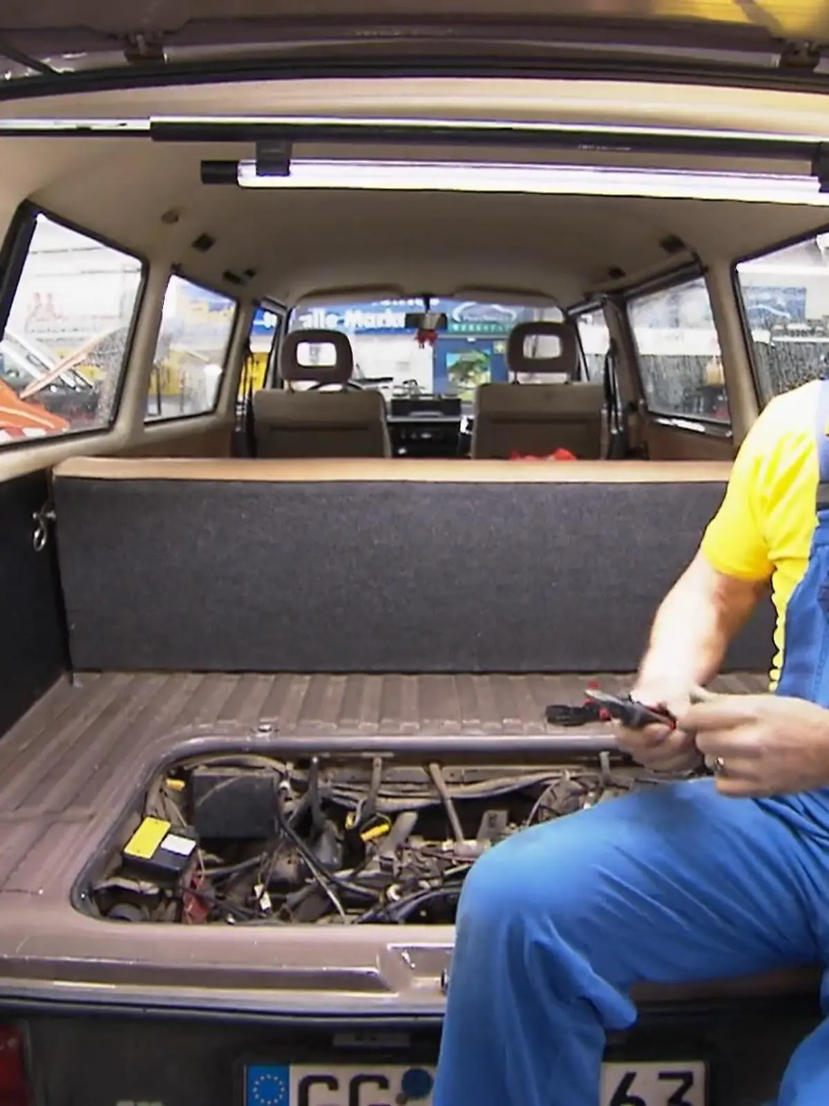 Bild zu: "Springt der VW-Bus je wieder an?"