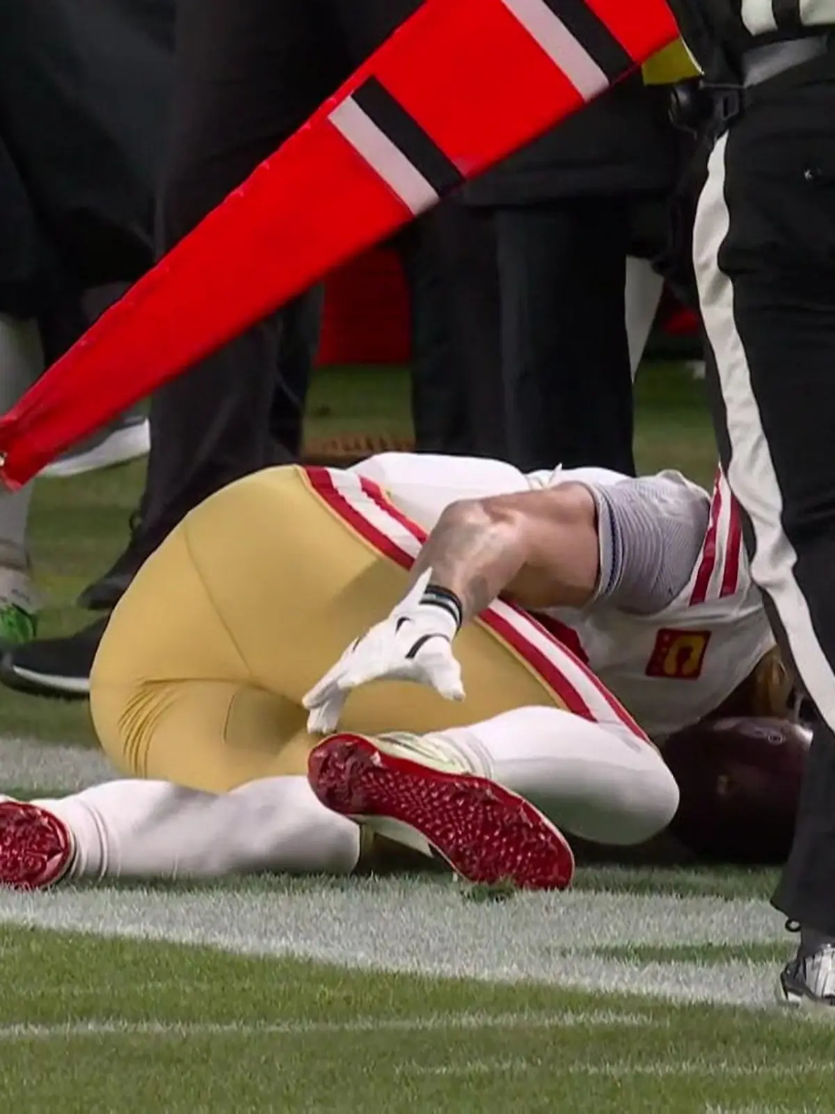 Bild zu: "Schock für Fans! NFL-Star erleidet Horrorverletzung im Zweikampf"