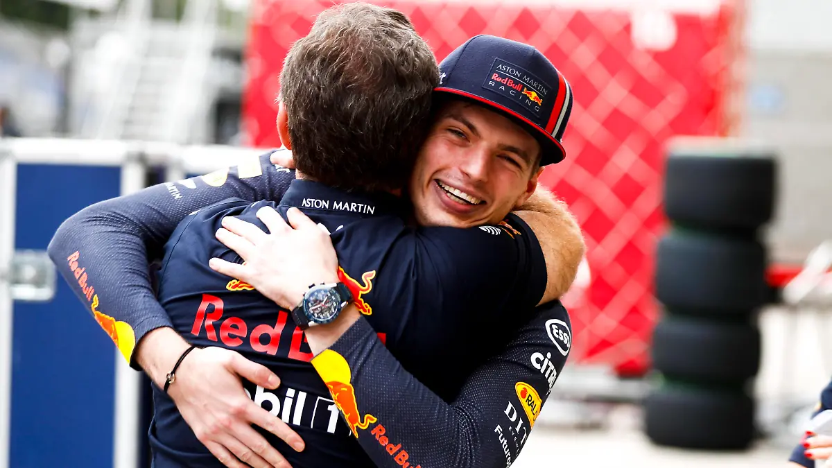  2019 Brazilian GP SAO PAULO, BRAZIL - NOVEMBER 17: Max Verstappen, Red Bull Racing, 1st position, with Christian Horner, Team Principal, Red Bull Racing during the 2019 Formula One Brazilian Grand Prix at Autodromo Jose Carlos Pace, on November 17, 2019 in Sao Paulo, Brazil. Photo by Glenn Dunbar / LAT Images Images 31I3762