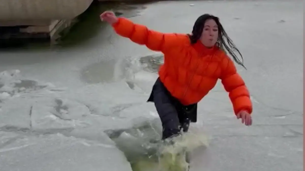 Eislaufen am Eiffelturm geht schief! Influencerin kracht ins kalte Wasser Alles für die Klicks?!