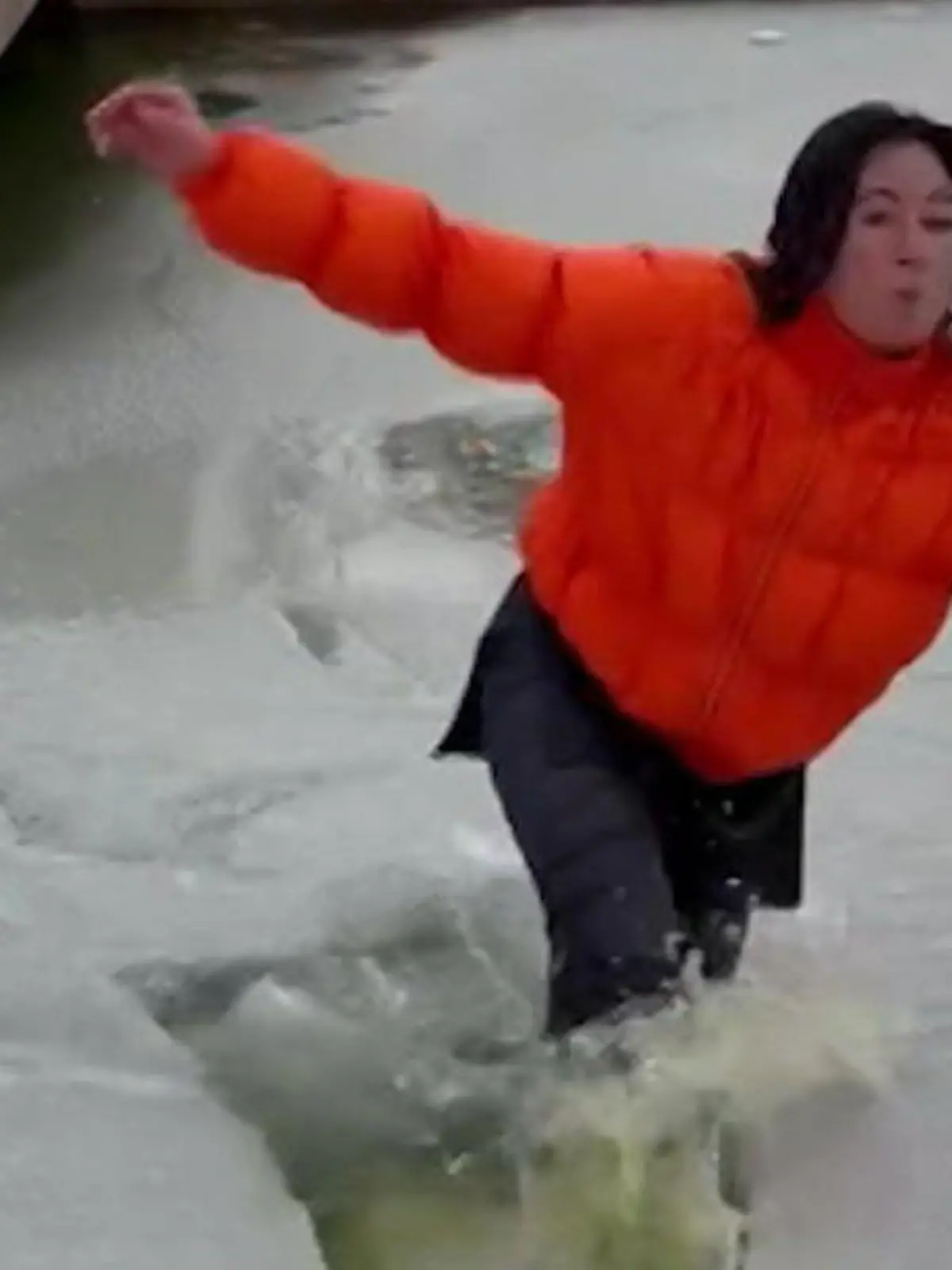 Bild zu: "Eislaufen am Eiffelturm geht schief! Influencerin kracht ins kalte Wasser"