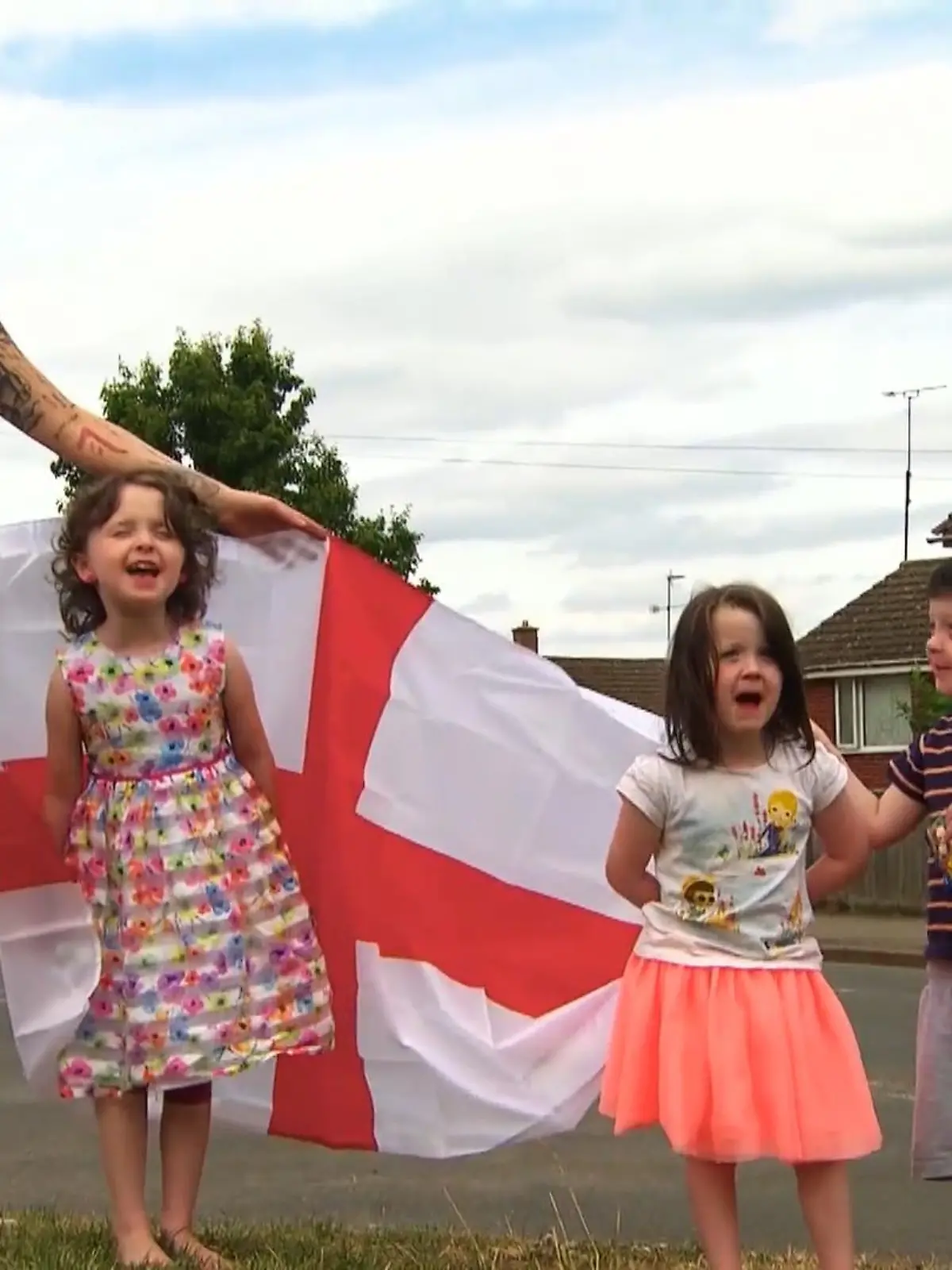 Bild zu: "Jessica wandert mit ihren drei Kindern aus"