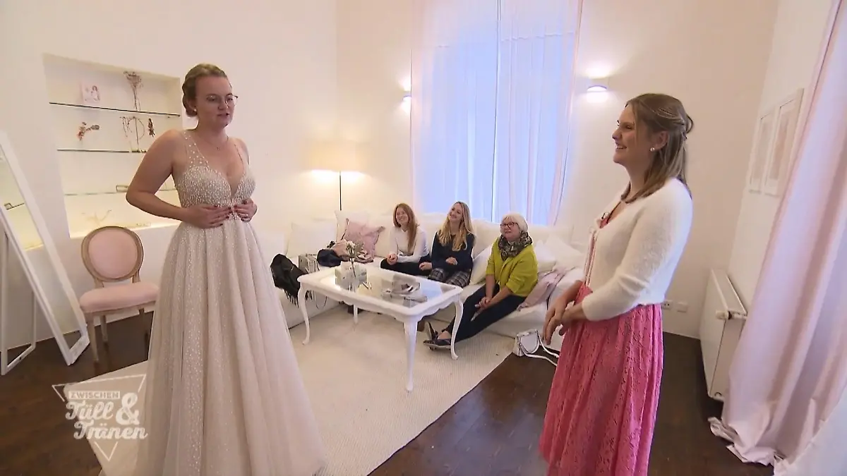 Raphaela sucht ein Kleid mit dem gewissen Etwas Alles außer 08/15