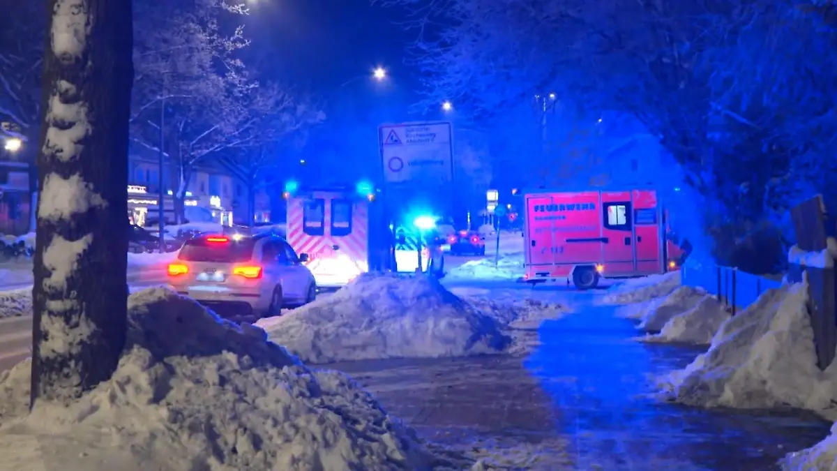 Baby kommt bei Eiseskälte im Auto zur Welt Geburt im Schnee