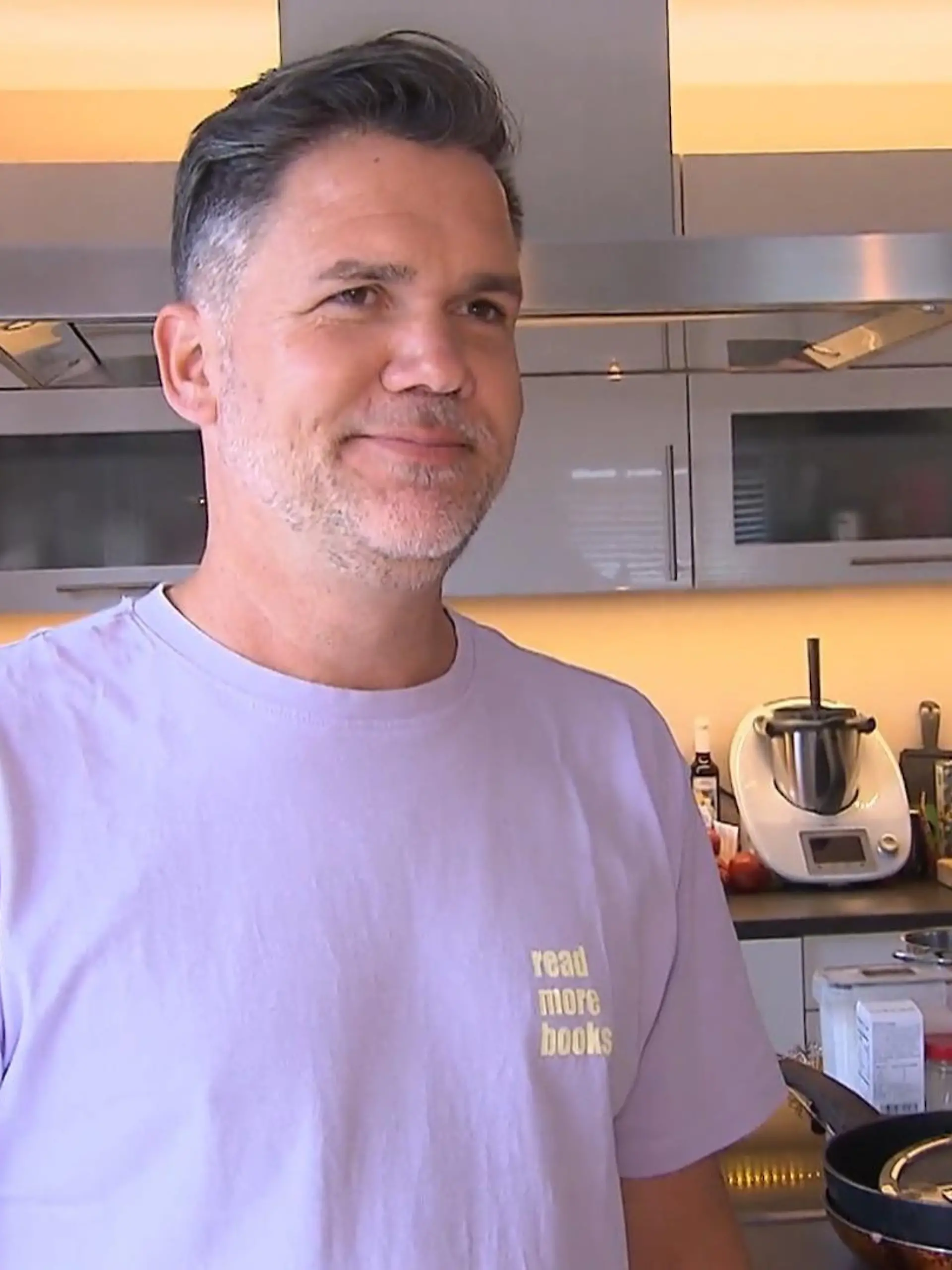 Bild zu: "Kolja lebt beim Kochen seine kreative Ader aus"