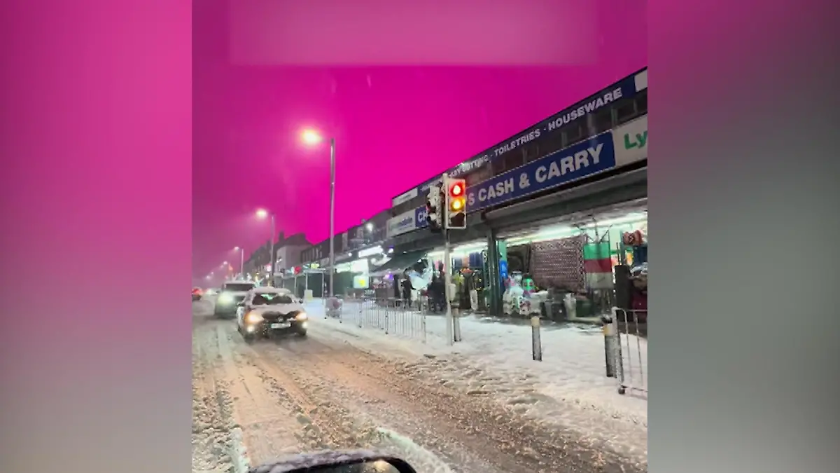 Nach Schneesturm! Himmel färbt sich plötzlich pink – DAS steckt dahinter Mysteriöses Phänomen in Birmingham