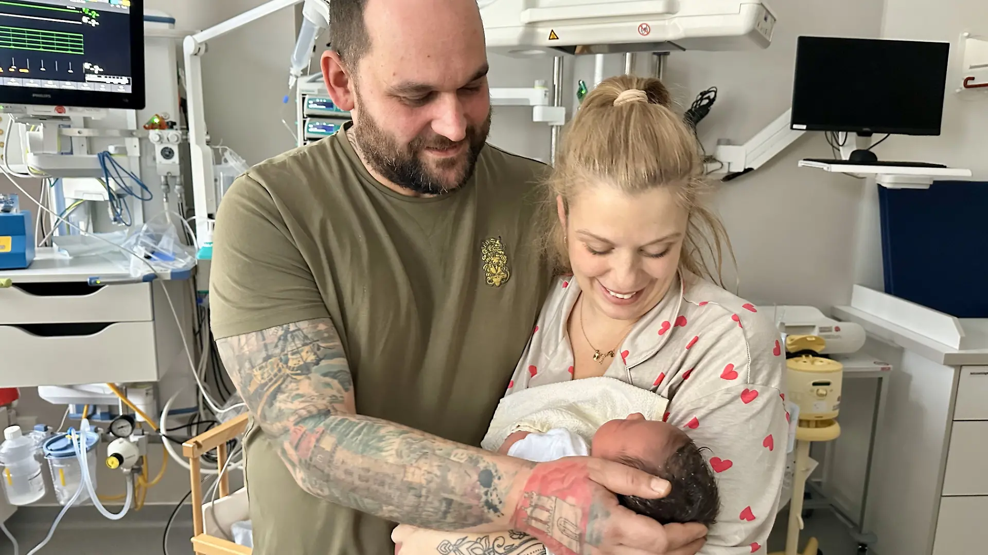 Mama Linda T. aus Hamburg hat ihr Kind am Sonntagabend im Auto zur Welt gebracht. Die Feuerwehr und der Rettungsdienst versorgten Mutter und Tochter und brachten sie ins Krankenhaus. Beide sind wohlauf.
