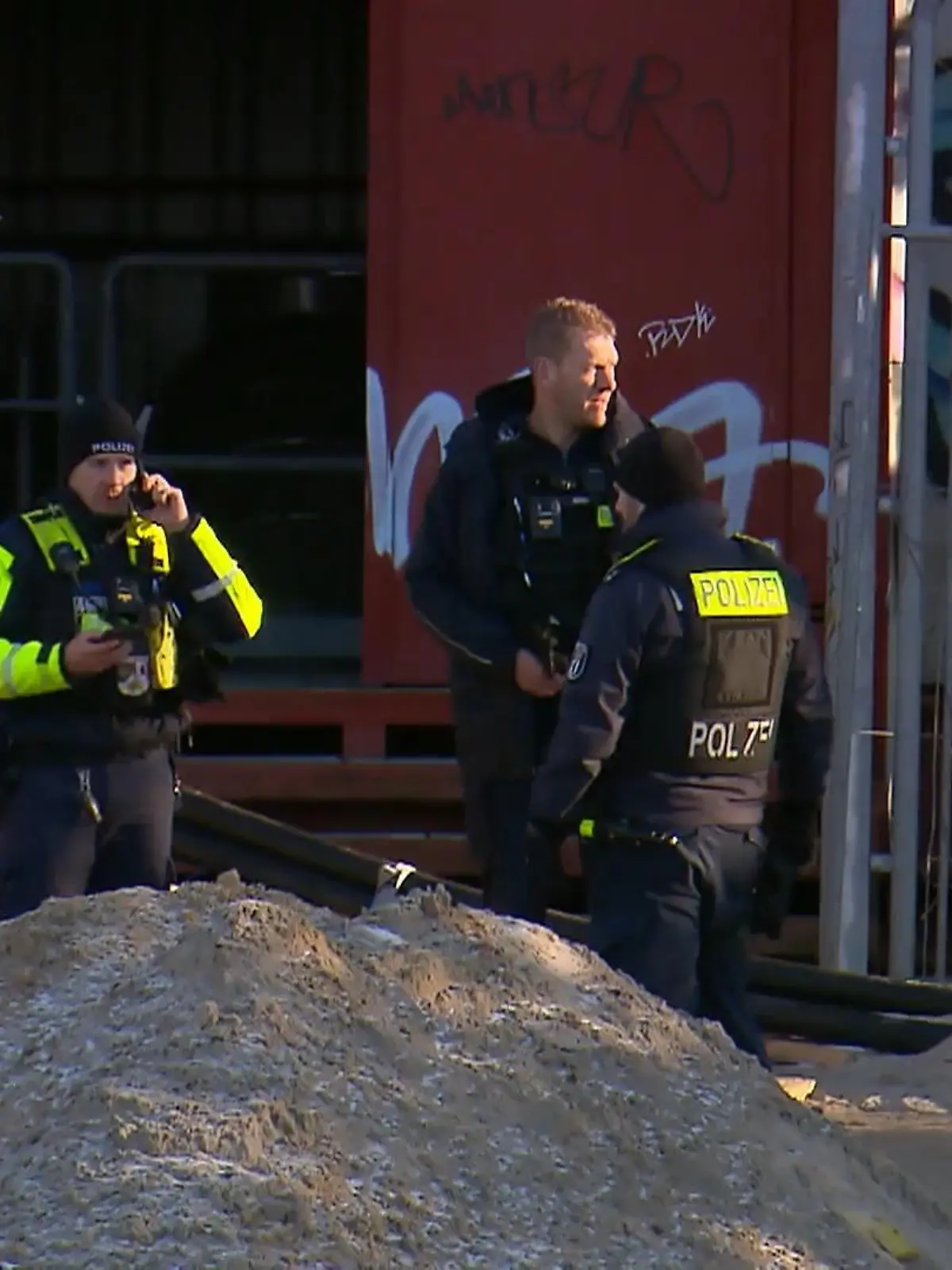 Bild zu: "400 Beamte im Einsatz: Polizei bewacht kritische Infrastruktur"