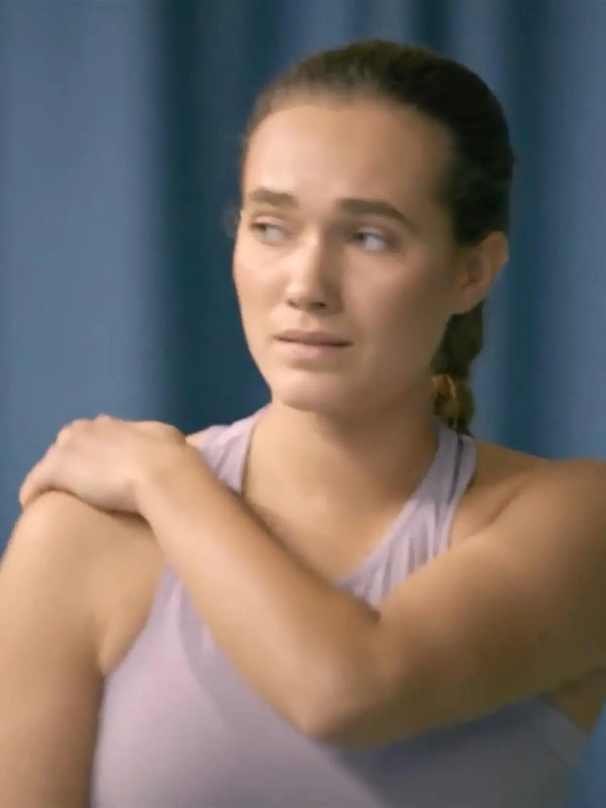 AWZ: Joana hält sich die schmerzende Schulter