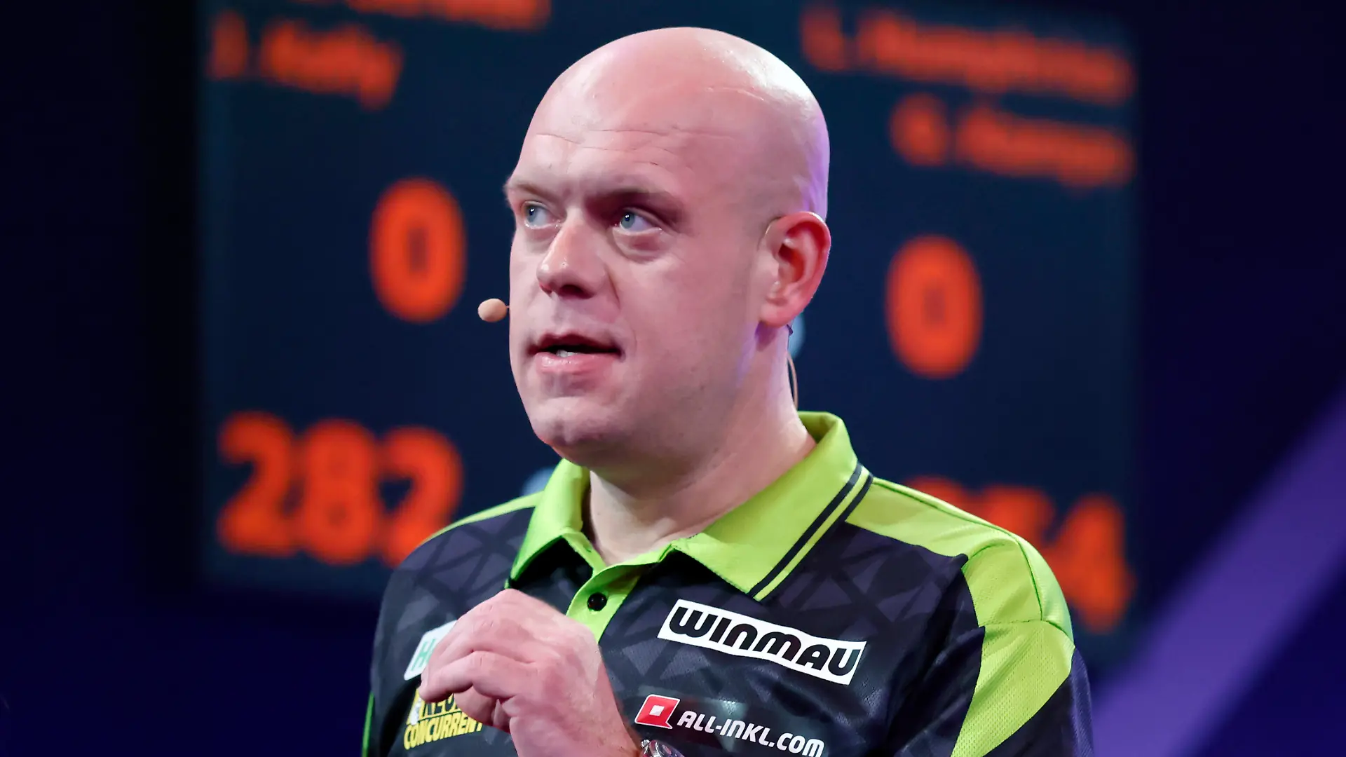 Michael van Gerwen auf der Turnierbühne beim Darts.