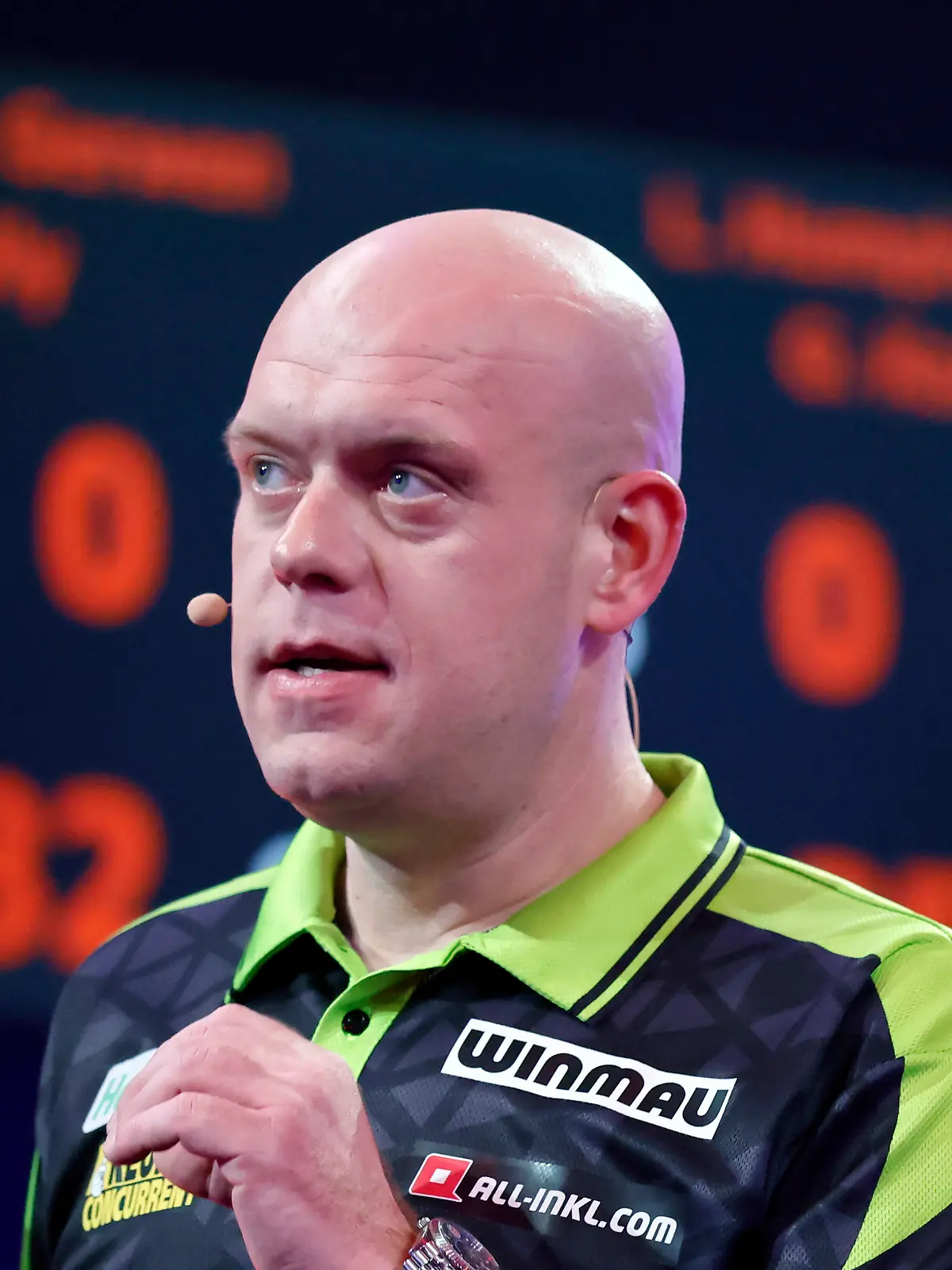 Michael van Gerwen auf der Turnierbühne beim Darts.