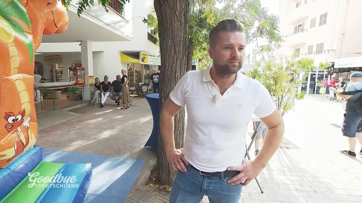 Auswanderin Jenny hat Dennis gebucht! Hüpfburg und Popcornmaschine