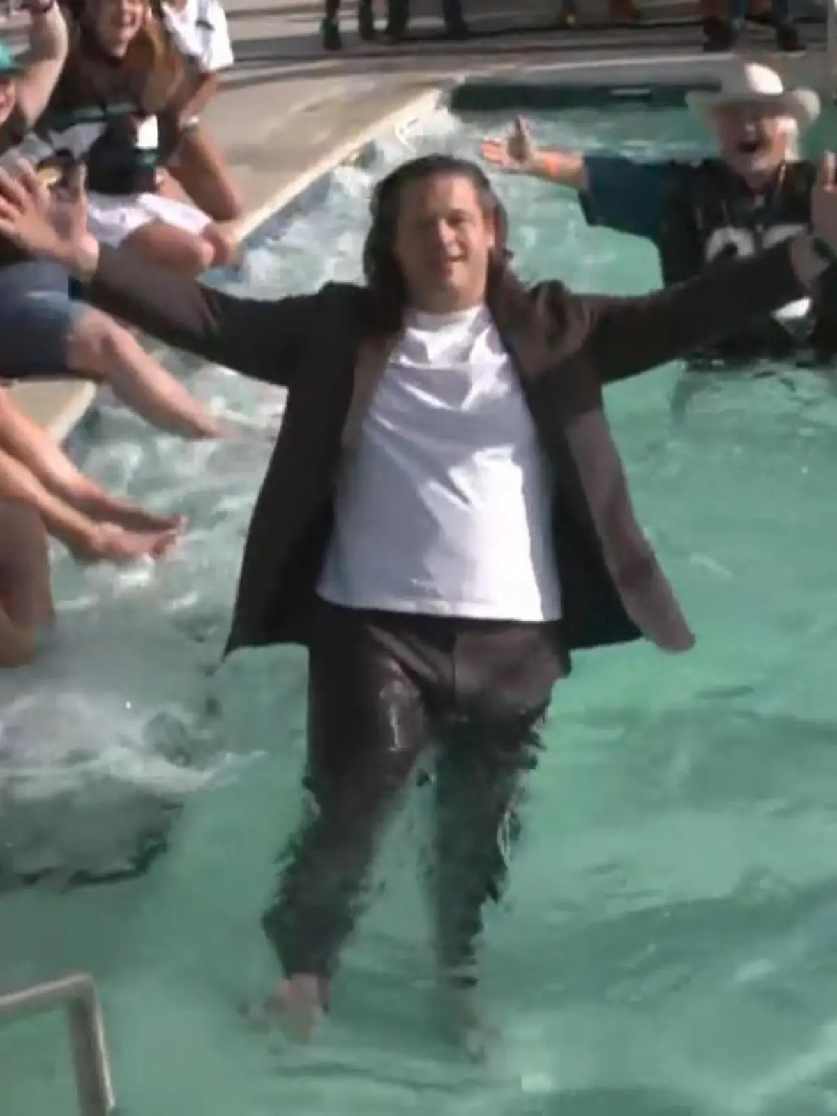 Bild zu: "Live im TV! RTL-Experte Markus Kuhn löst Wetteinsatz ein – Studio flippt aus"