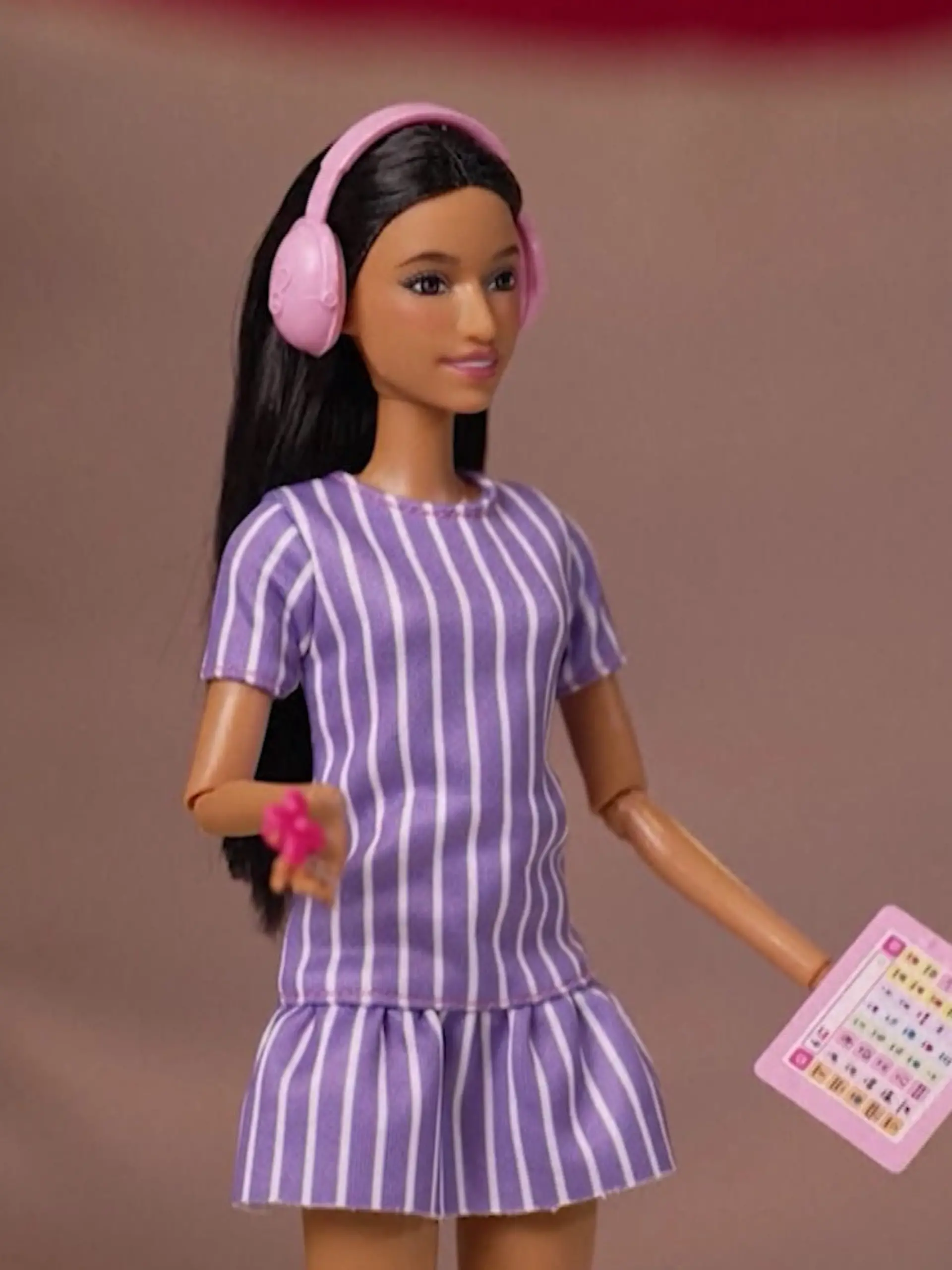 Spielzeughersteller Mattel bringt mit der autistischen Barbie eine weitere Puppe auf den Weg, mit der Vielfalt und Inklusion gefeiert werden soll. 