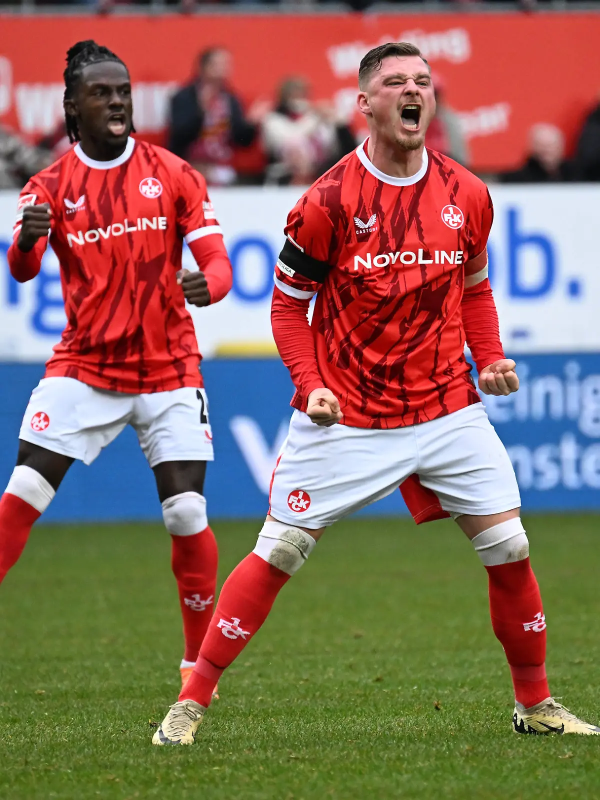 Der 1. FC Kaiserslautern (hier mit Marlon Ritter, r.) trifft am Sonntag auf Hannover 96: Alle Infos zur Konferenz der 2. Bundesliga in TV und Stream