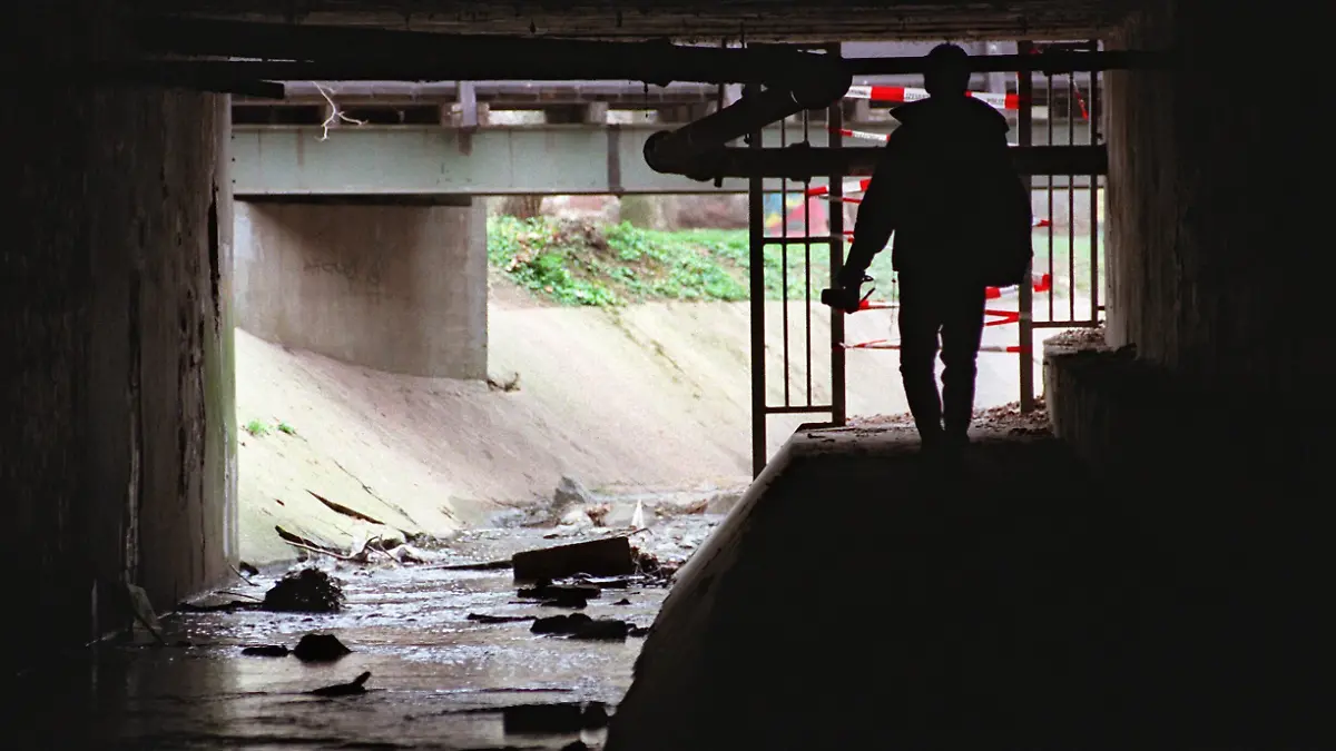 In diesem tunnelartigen Durchbruch unter den Gleisanlagen des Bahnhofs in Frankfurt-Höchst wurde die Leiche des 13-jährigen Tristan Brübach gefunden (Archivfoto).