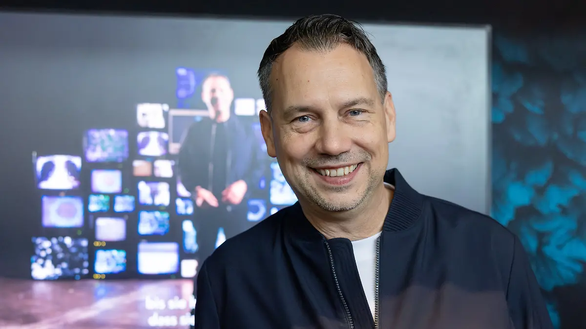 
Sebastian Fitzek signiert sein neues Buch. Buchmesse Frankfurt am 18. Oktober 2025.