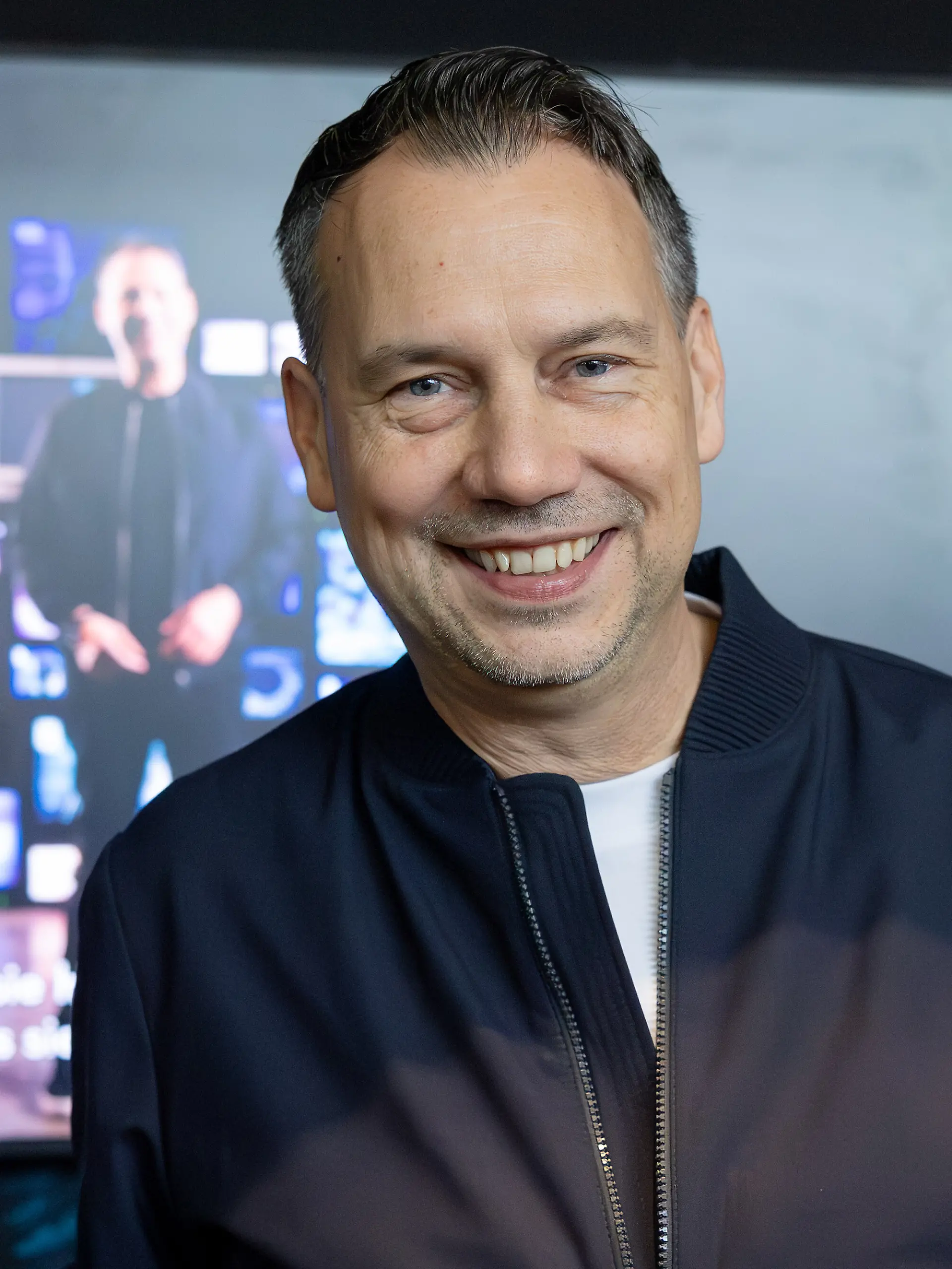 
Sebastian Fitzek signiert sein neues Buch. Buchmesse Frankfurt am 18. Oktober 2025.