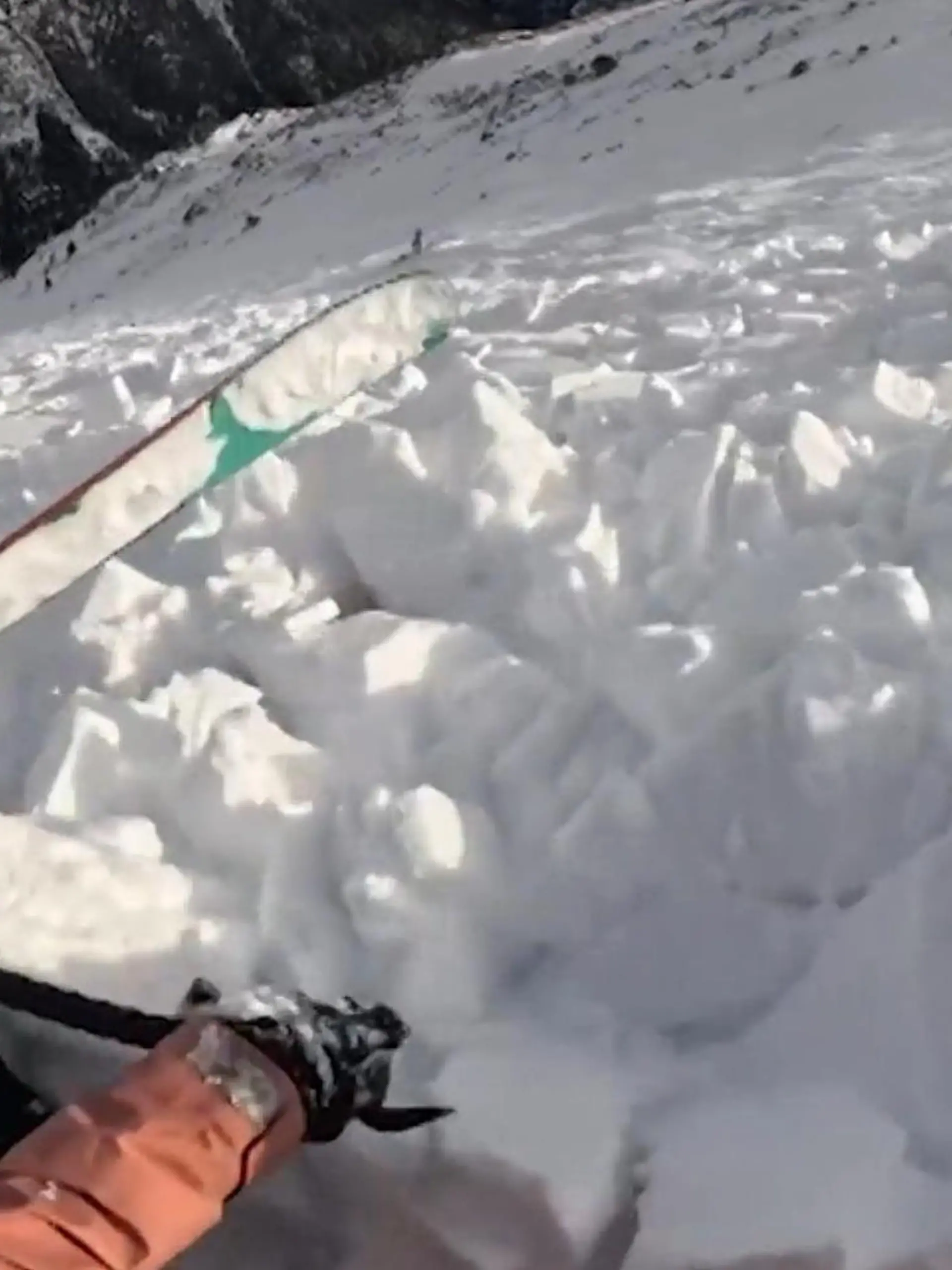 Bild zu: "Lawinen-Drama auf Kamera! Plötzlich löst sich Schneemasse unter Skifahrerin"
