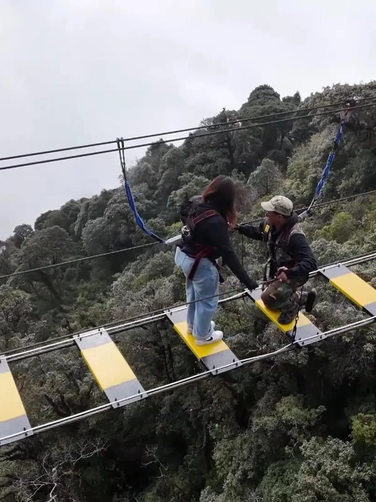 Bild zu: "Dieser Heiratsantrag macht Lindsay unfassbar Angst – weil ihr Freund sie HIER fragt!"