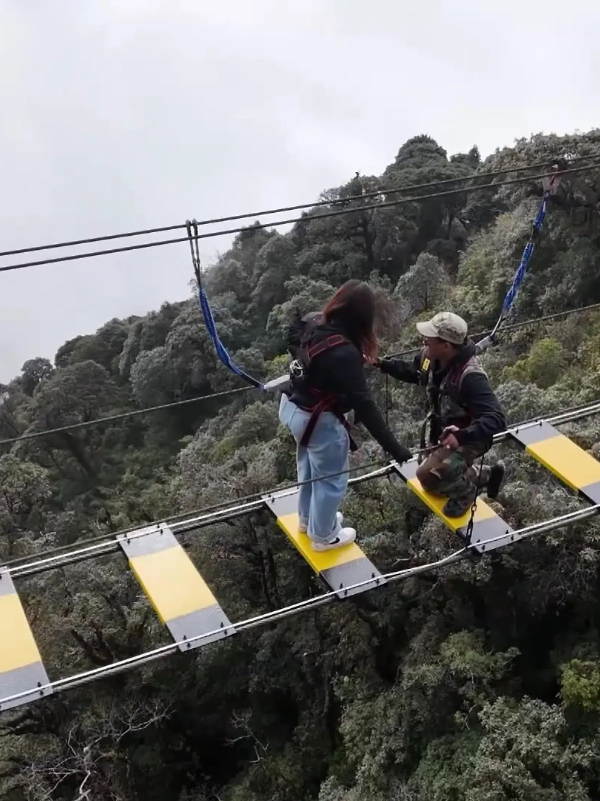 Bild zu: "Dieser Heiratsantrag macht Lindsay unfassbar Angst – weil ihr Freund sie HIER fragt!"