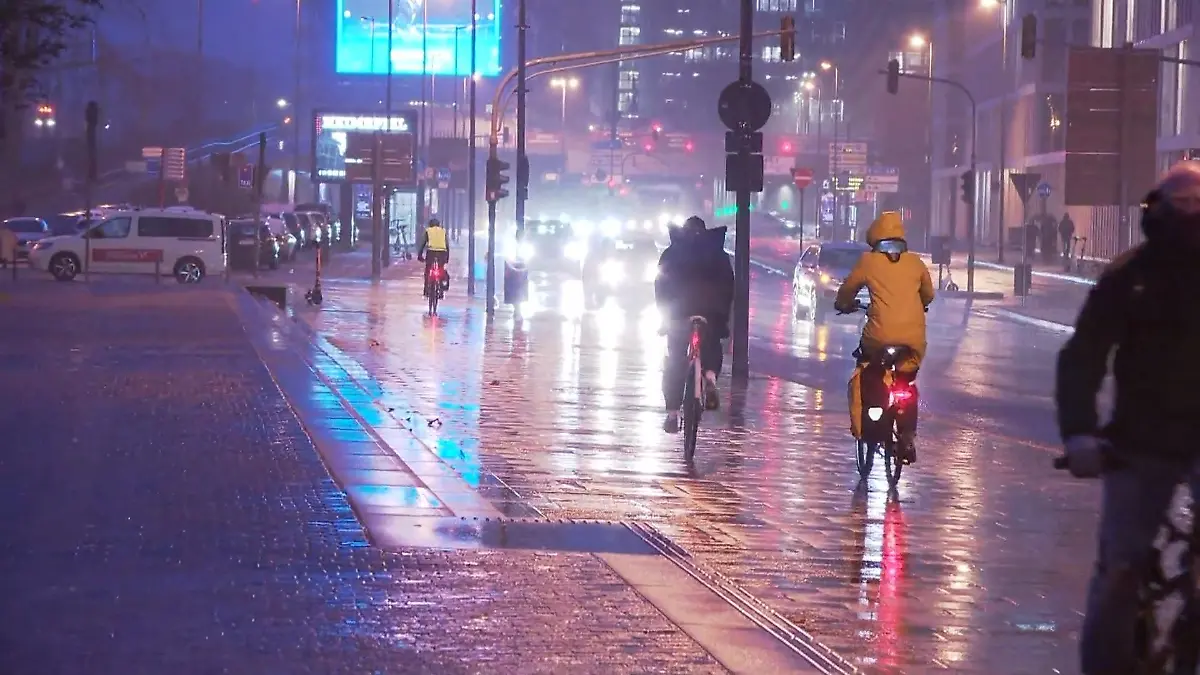 Glatteis-Chaos bleibt aus Schulen zu, Straßen vielerorts leer