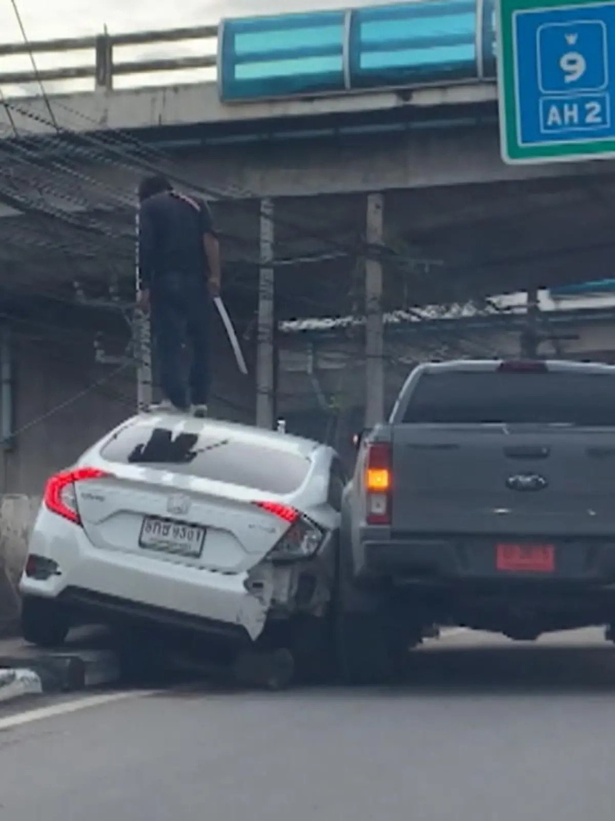 In Bangkok haben zwei Männer einen anderen Fahrer mit Waffen bedroht