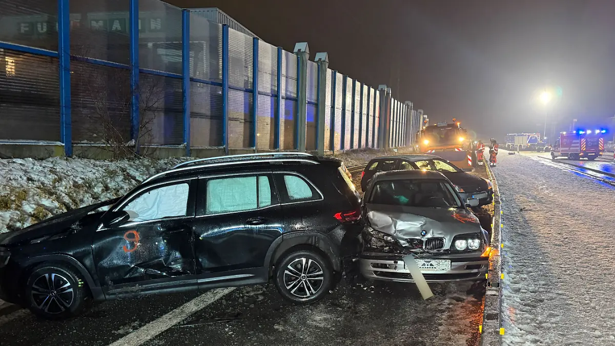 Auf der Bundesstraße 173 in Oberfranken sind 20 Fahrzeuge in eine Massenkarambolage verwickelt worden.