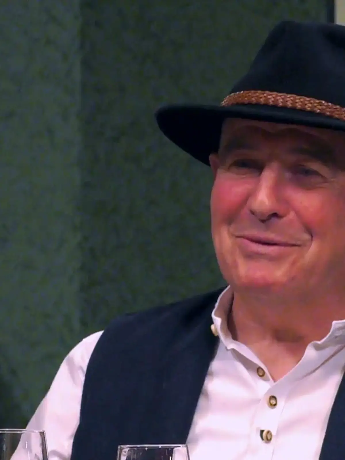 Bild zu: "Franz weiß mit dem Internet nichts anzufangen"