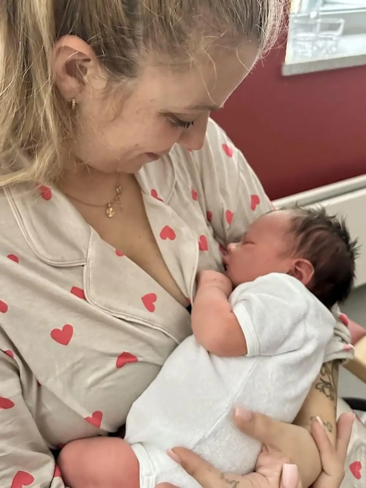 Bild zu: "Hamburgs Eisprinzessin! Baby Evelynn kommt bei minus elf Grad im Auto zur Welt"