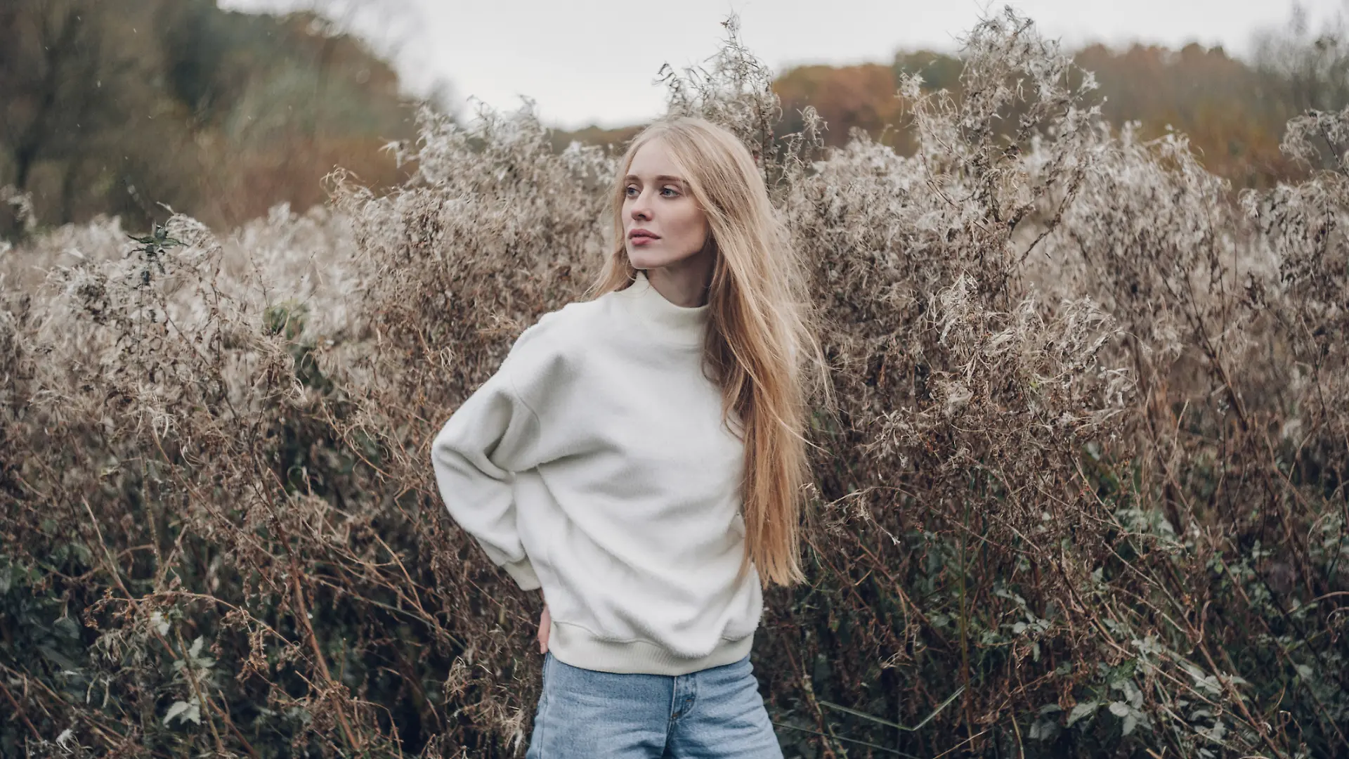 Frau trägt einen weißen Pullover.