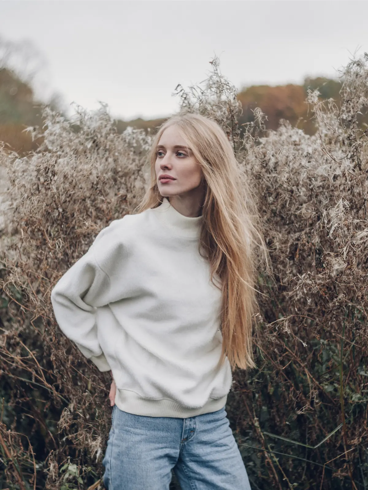 Frau trägt einen weißen Pullover.