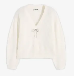 Kurze Strickjacke in Wollweiß