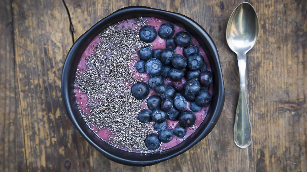 Blueberry smoothie with chia seeds in bowl, fresh blueberries PUBLICATIONxINxGERxSUIxAUTxHUNxONLY LVF004500

Blueberry Smoothie With Chia Seeds in Bowl Fresh blueberries PUBLICATIONxINxGERxSUIxAUTxHUNxONLY LVF004500
