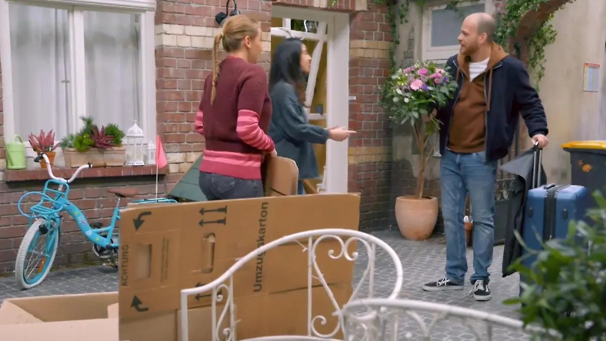 -Unter-uns-Vorschau-heute-auf-RTL-Tobias-trifft-Esma-beim-Umzug-in-seine-alte-Wohnung-an