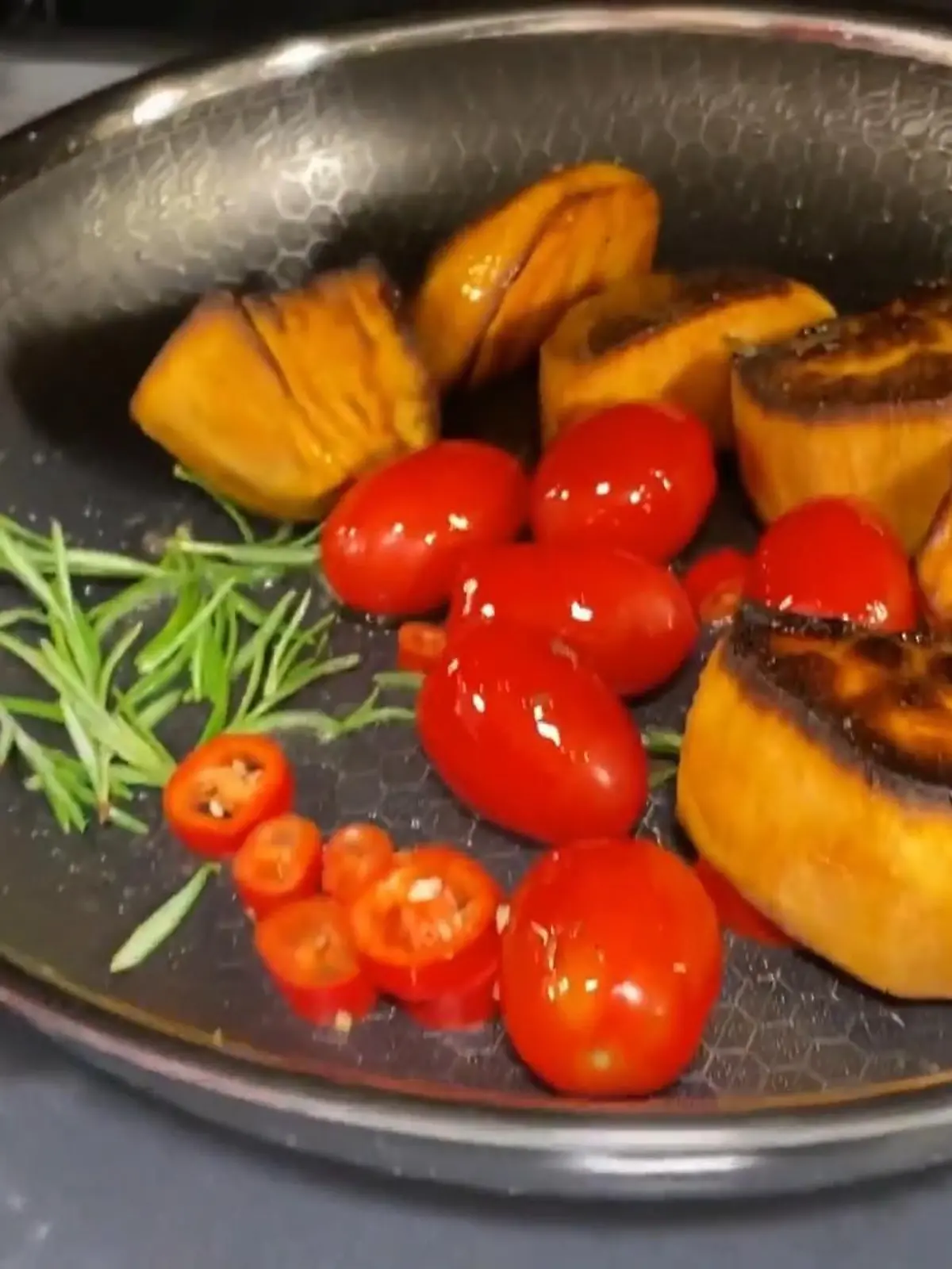 Bild zu: "Gebratene Süßkartoffeln mit Tomate und Rosmarin"