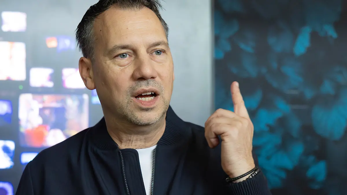 Sebastian Fitzek signiert sein neues Buch. Buchmesse Frankfurt am 18. Oktober 2025.