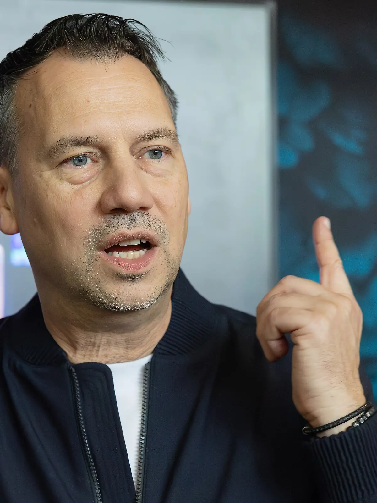 Sebastian Fitzek signiert sein neues Buch. Buchmesse Frankfurt am 18. Oktober 2025.