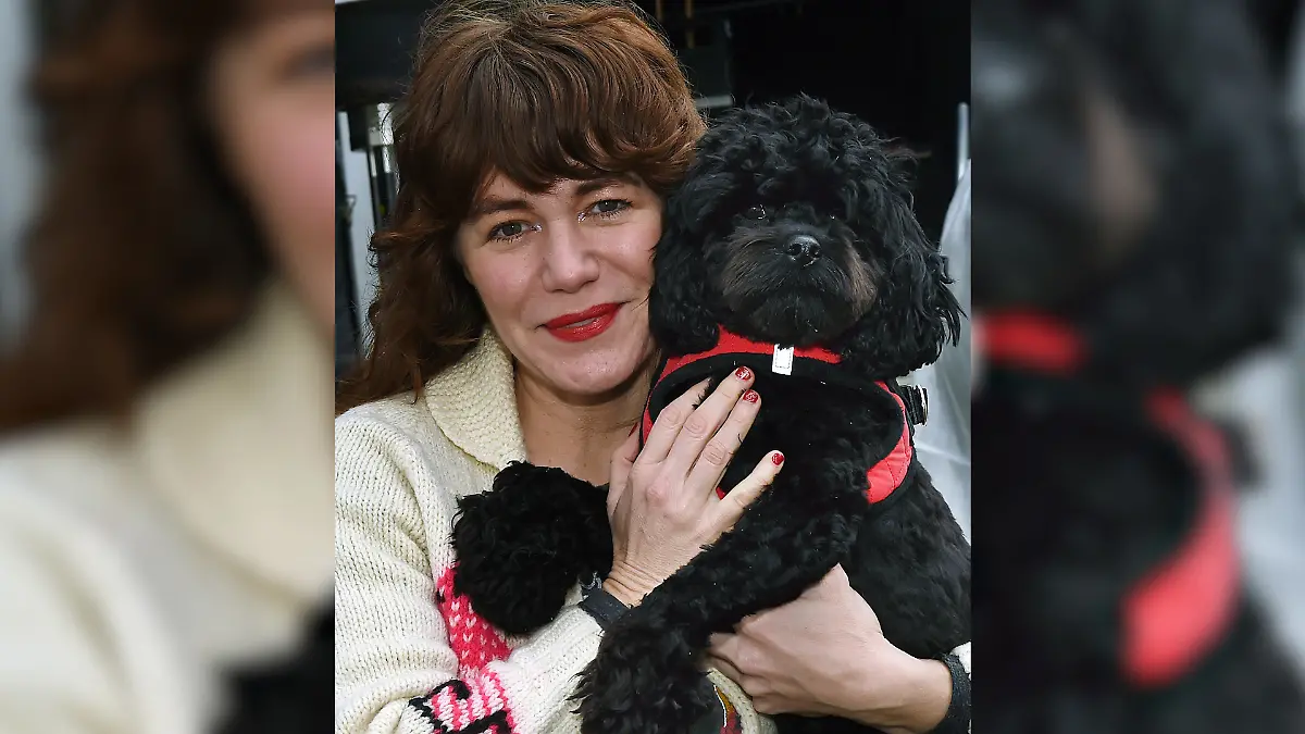 Sängerin Jenny Lewis sagt JA zu ihrem Hund Bobby Rhubarb.