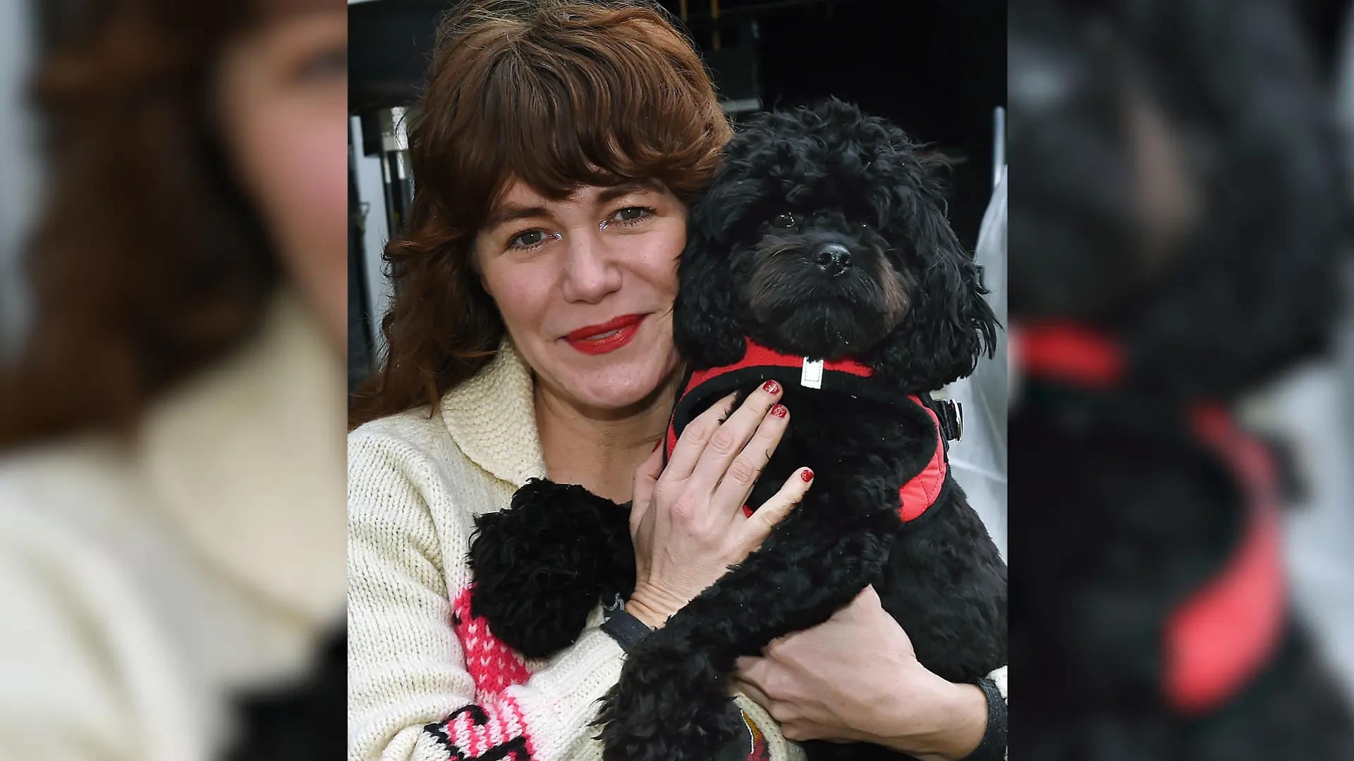 Sängerin Jenny Lewis sagt JA zu ihrem Hund Bobby Rhubarb.