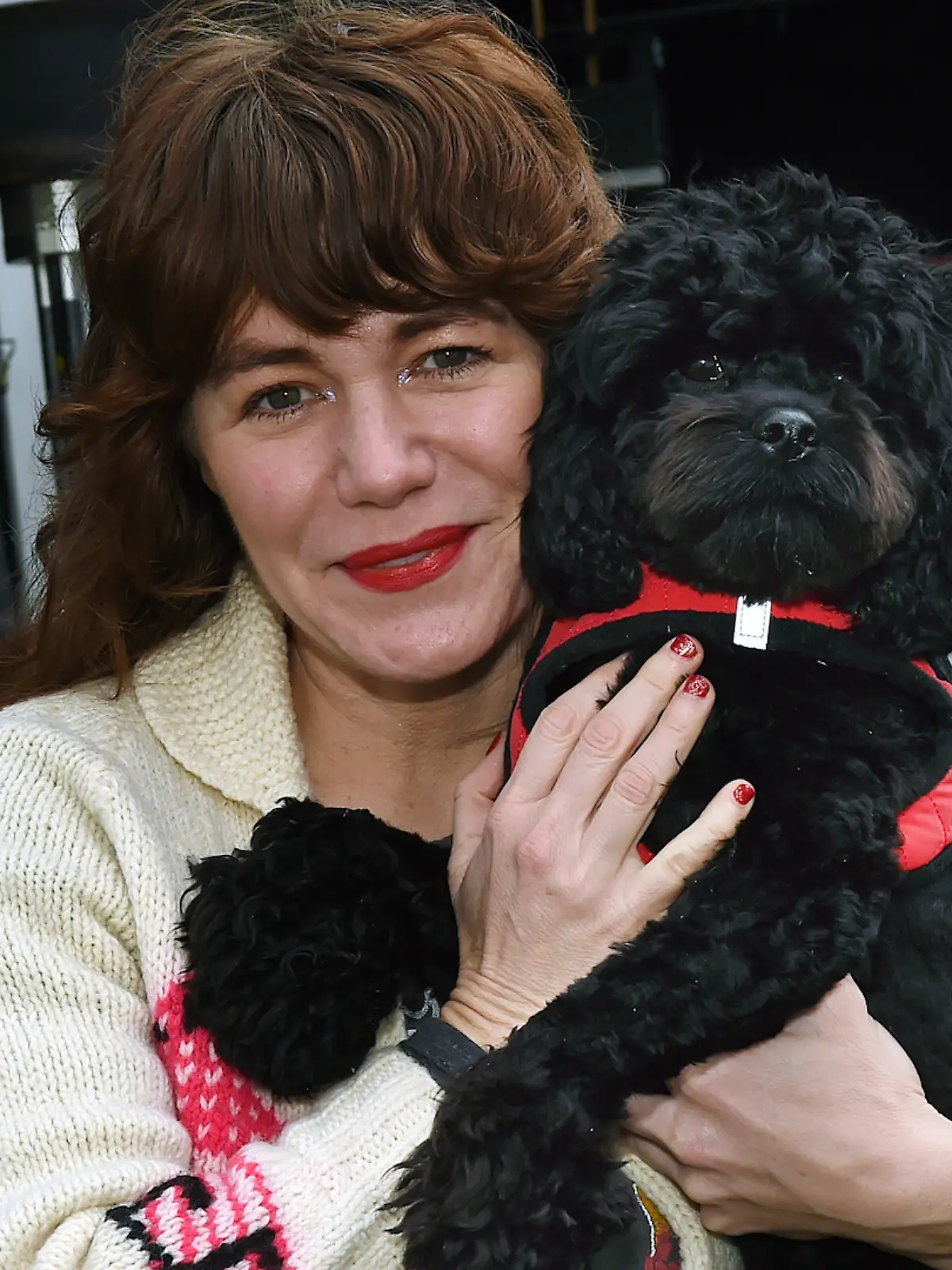 Sängerin Jenny Lewis sagt JA zu ihrem Hund Bobby Rhubarb.