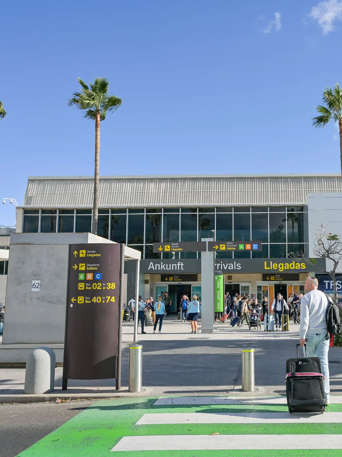 Bild zu: "Mann fährt mit Leiche im Rollstuhl durch Flughafen Teneriffa"