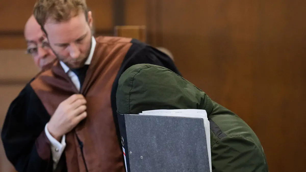 Der Angeklagte (r.) kommt in den Gerichtssaal des Landgerichts. Hier beginnt der Mordprozess im sogenannten „Karnevalsmord” gegen einen Angeklagten, der an Karneval 1988 in der Kölner Altstadt eine Frau erwürgt haben soll. Die Ermittler hatten den 35 Jahre zurückliegenden Cold Case in der Sendung „Aktenzeichen xy...ungelöst” vorgestellt. Daraufhin meldete sich ein Zuschauer und gab den entscheidenden Hinweis auf den mutmaßlichen Täter.