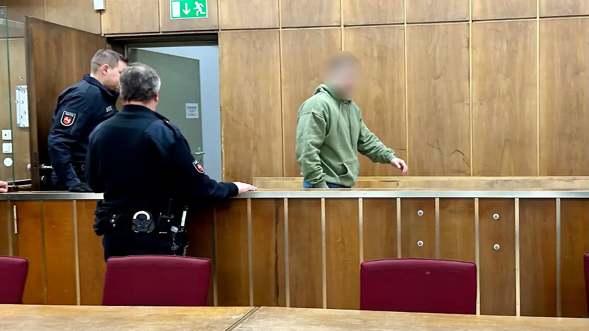 Neil K. (Axt-Randalierer) angeklagt wegen Vergewaltigung und Brandstiftung, betritt den Gerichtssaal.