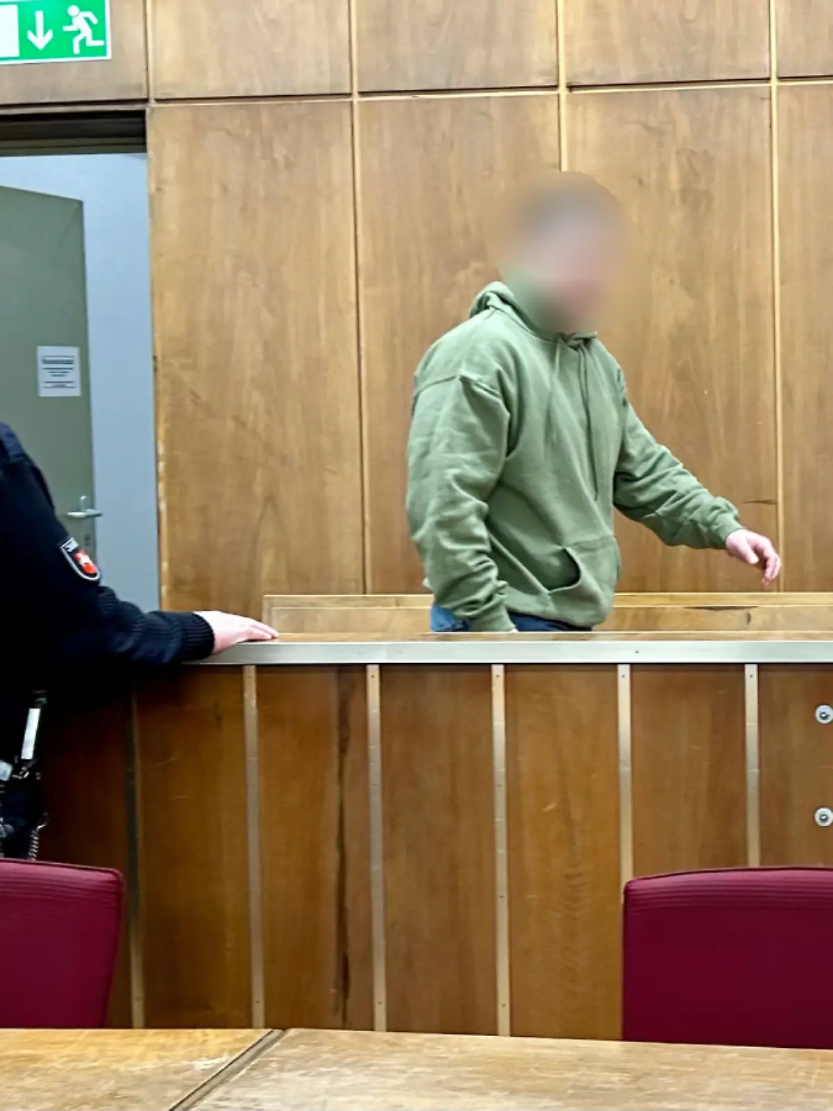 Neil K. (Axt-Randalierer) angeklagt wegen Vergewaltigung und Brandstiftung, betritt den Gerichtssaal.