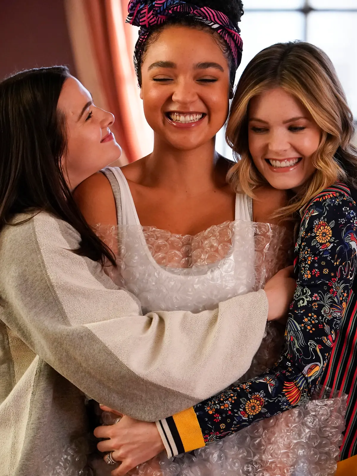 Katie Stevens, Aisha Dee und Meghann Fahy sind die drei Hauptdarstellerinnen von „The Bold Type – Der Weg nach oben”