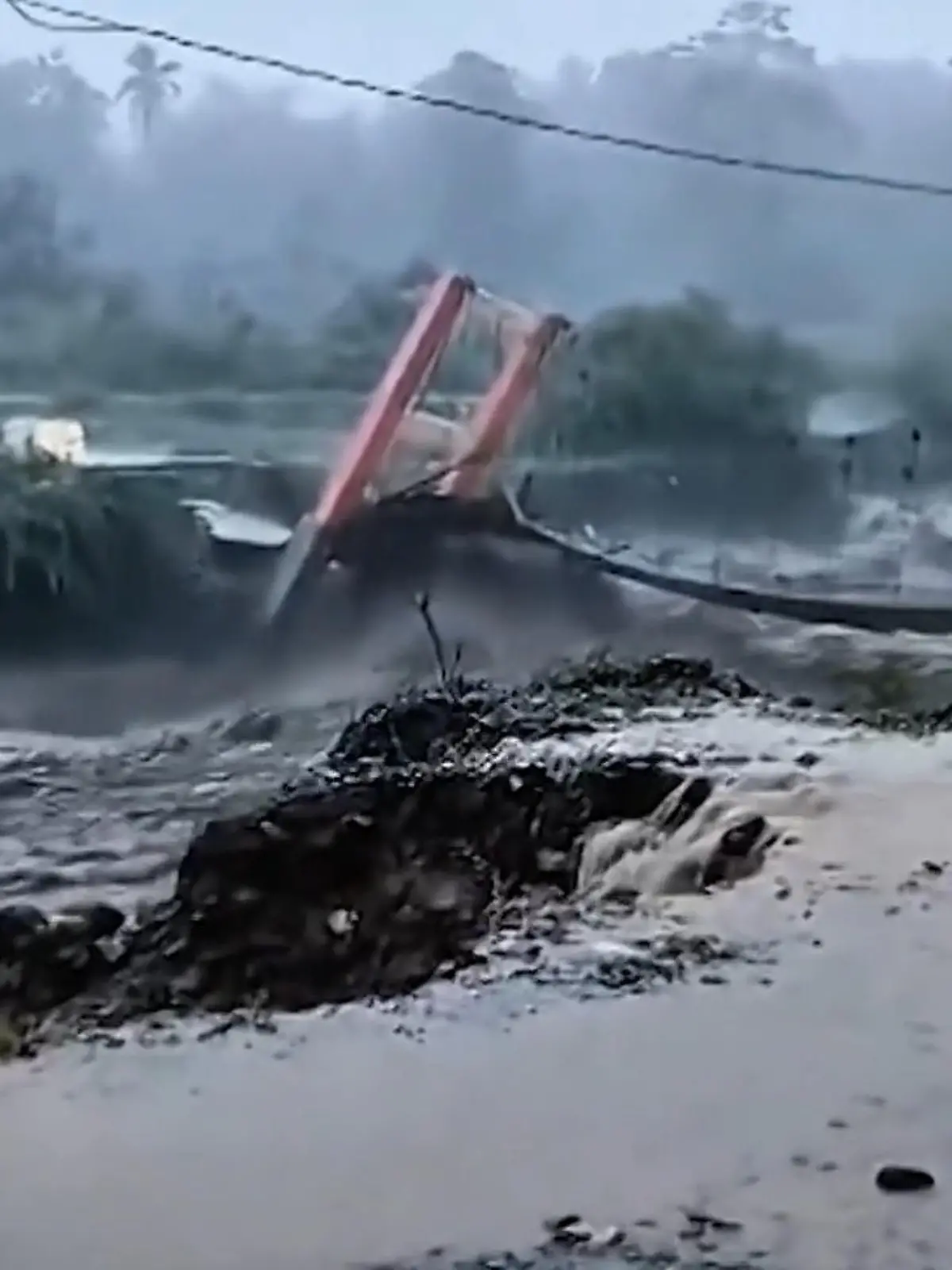 Bild zu: "Sturzflut reißt riesige Brücke um – und zerstört ganze Dörfer!"