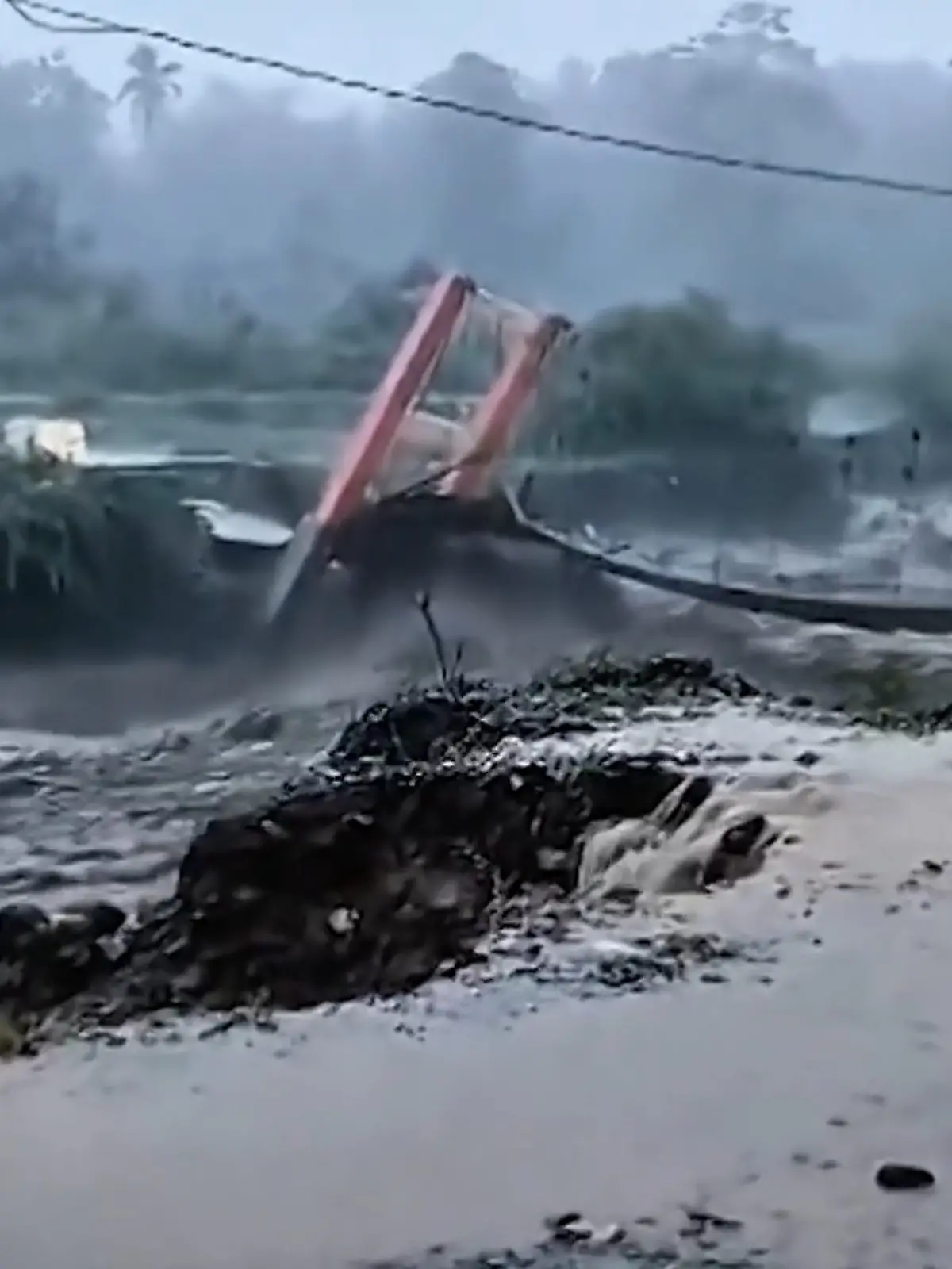 Bild zu: "Sturzflut reißt riesige Brücke um – und zerstört ganze Dörfer!"